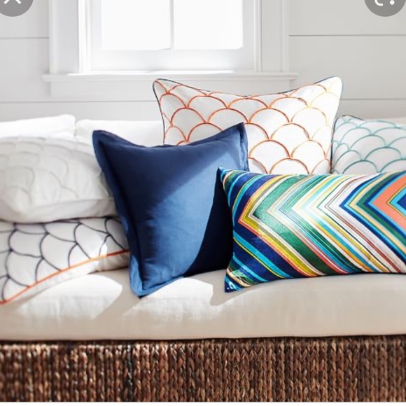 Pottery Barn Scallop Embroidered Pillow Cover - Picture 4 of 6